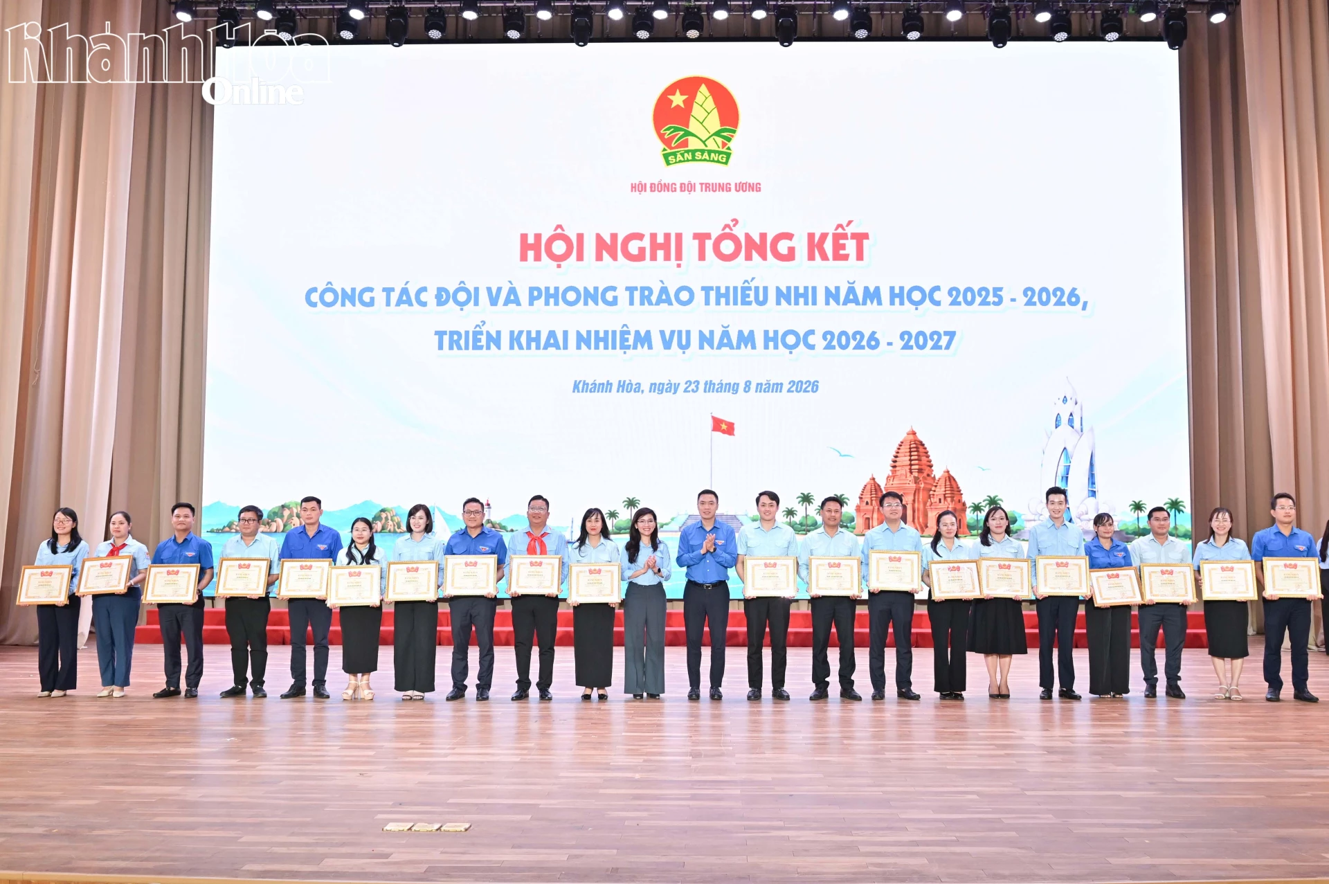 Trao bằng khen của Trung ương Đoàn cho các tập thể xuất sắc.