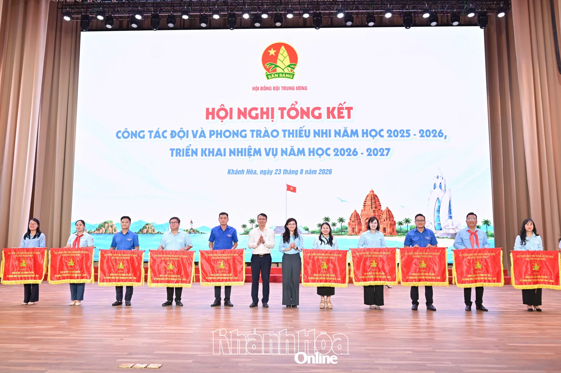 Đồng chí Nguyễn Thanh Hà và đồng chí Hồ Hồng Nguyên trao cờ thi đua cho Hội đồng Đội các tỉnh, thành phố dẫn đầu năm học 2025 - 2026.