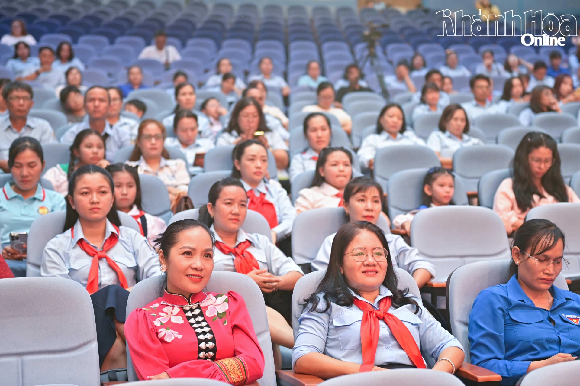 Các cán bộ phụ trách thiếu nhi, giáo viên tổng phụ trách Đội tham gia tập huấn tại điểm cầu Cung Văn hóa Thiếu nhi tỉnh Khánh Hòa.