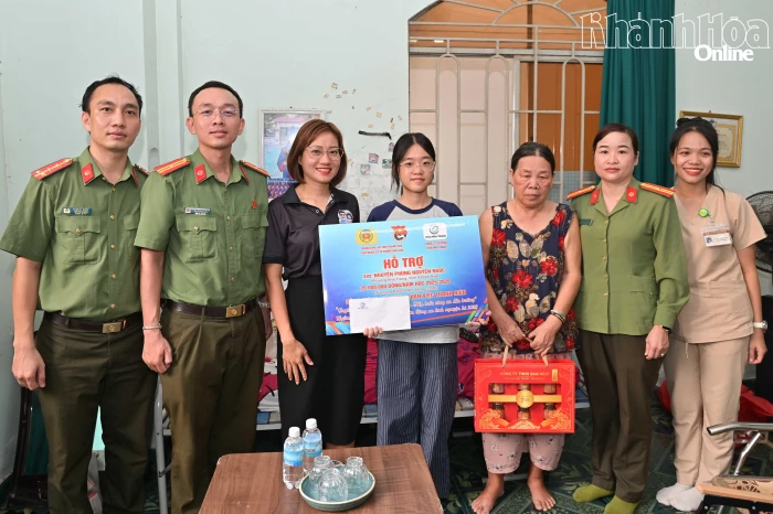 Thăm, tặng quà 4 học sinh được lực lượng công an nhận đỡ đầu