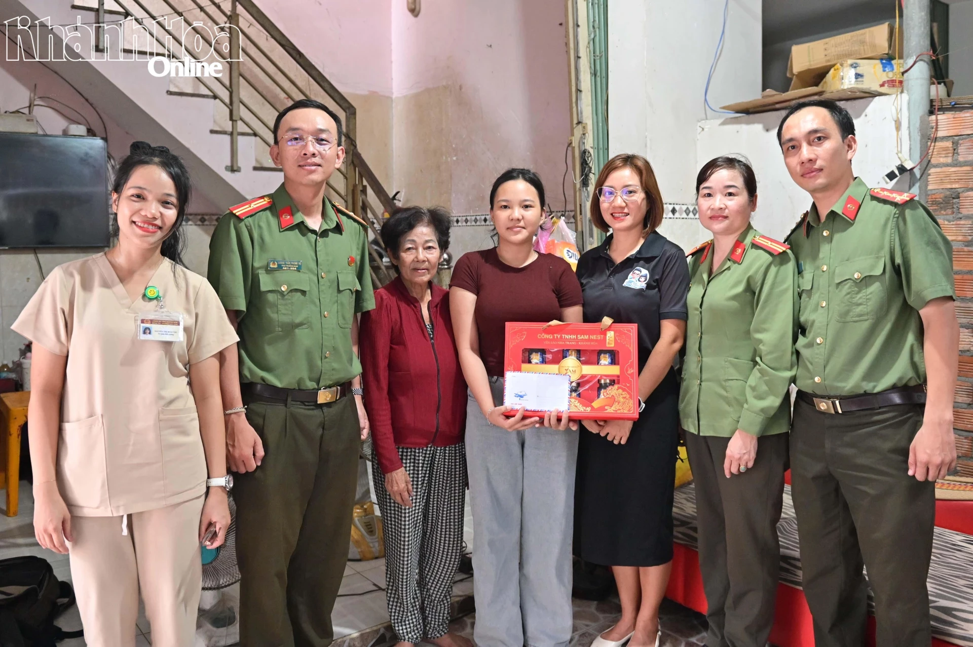 Đoàn Thanh niên, Hội Phụ nữ Phòng Hậu cần Công an tỉnh cùng các đơn vị thăm, trao quà cho em Nguyễn Thụy Diệu Thiện.