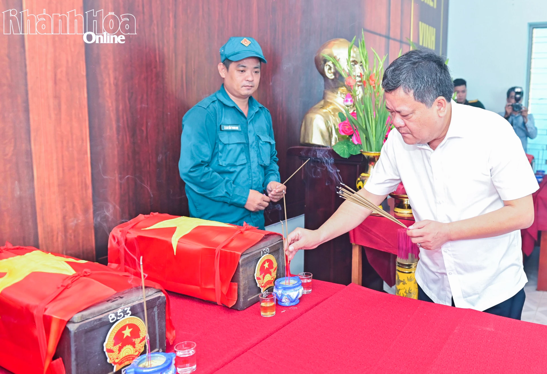 Đồng chí Trần Phong thành kính dâng hương tưởng nhớ anh linh các anh hùng liệt sĩ tại nhà bảo quản hài cốt liệt sĩ của xã Diên Khánh.