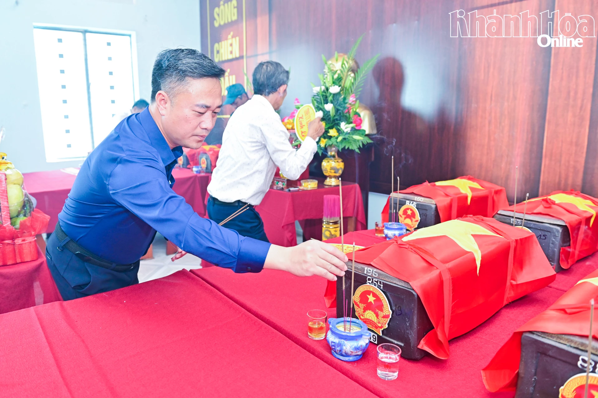 Đồng chí Nguyễn Việt Hùng thành kính dâng hương tưởng nhớ anh linh các anh hùng liệt sĩ tại nhà bảo quản hài cốt liệt sĩ của xã Diên Khánh.