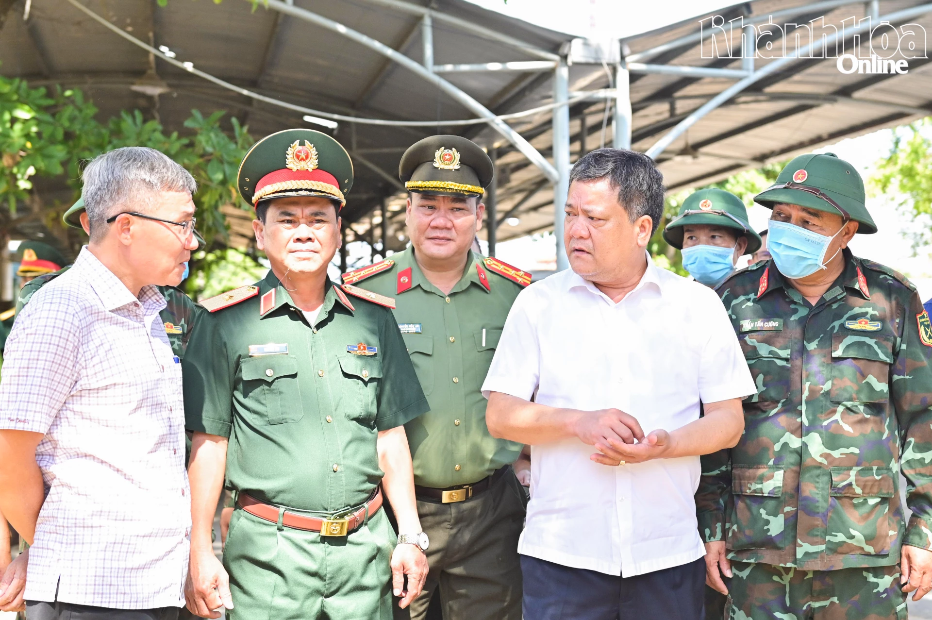 Đồng chí Trần Phong chỉ đạo công tác tìm kiếm hài cốt liệt sĩ tại khu vực nhà lao cũ trong Thành cổ Diên Khánh.
