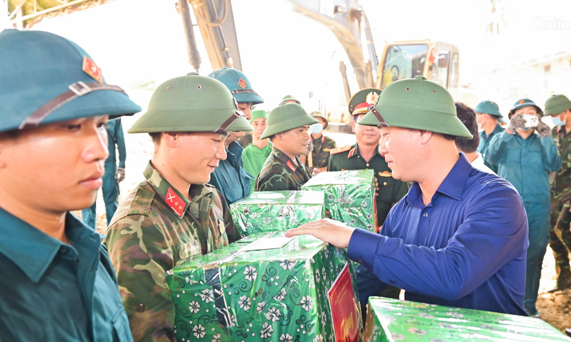 Đồng chí Nguyễn Việt Hùng tặng quà, động viên các lực lượng tìm kiếm hài cốt liệt sĩ tại khu vực nhà lao cũ trong Thành cổ Diên Khánh.