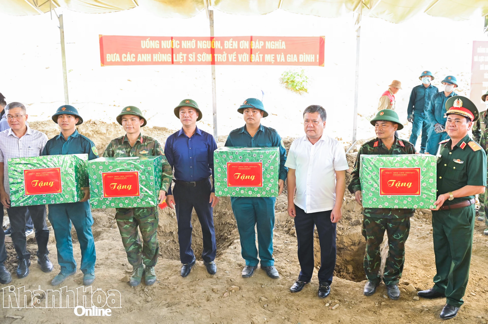 Đoàn công tác tặng quà, động viên các lực lượng tìm kiếm hài cốt liệt sĩ tại khu vực nhà lao cũ trong Thành cổ Diên Khánh.