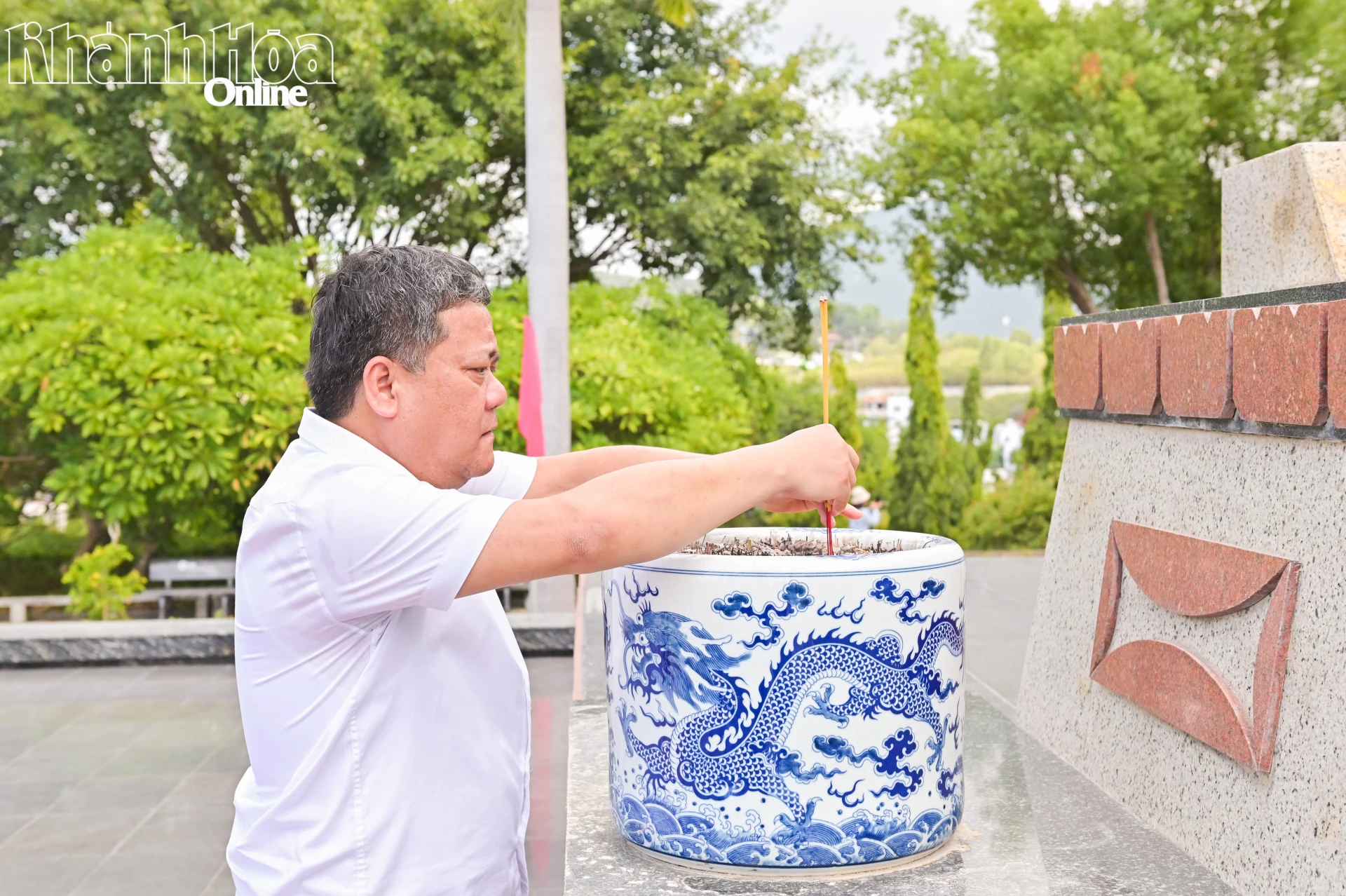 Đồng chí Trần Phong dâng hương tưởng nhớ anh linh các anh hùng liệt sĩ tại Nghĩa trang liệt sĩ Hòn Dung.