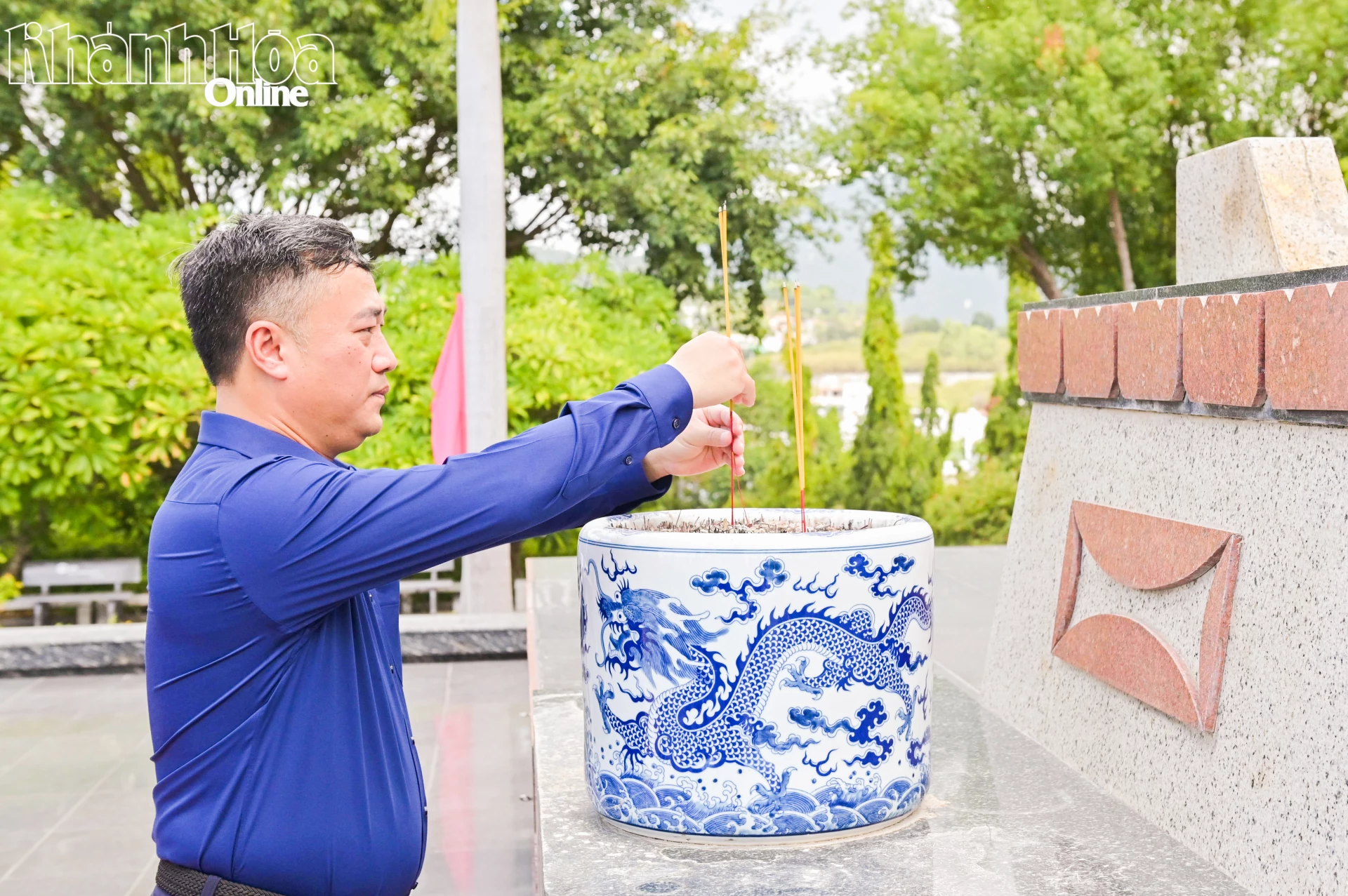 Đồng chí Nguyễn Việt Hùng dâng hương tưởng nhớ anh linh các anh hùng liệt sĩ tại Nghĩa trang liệt sĩ Hòn Dung.