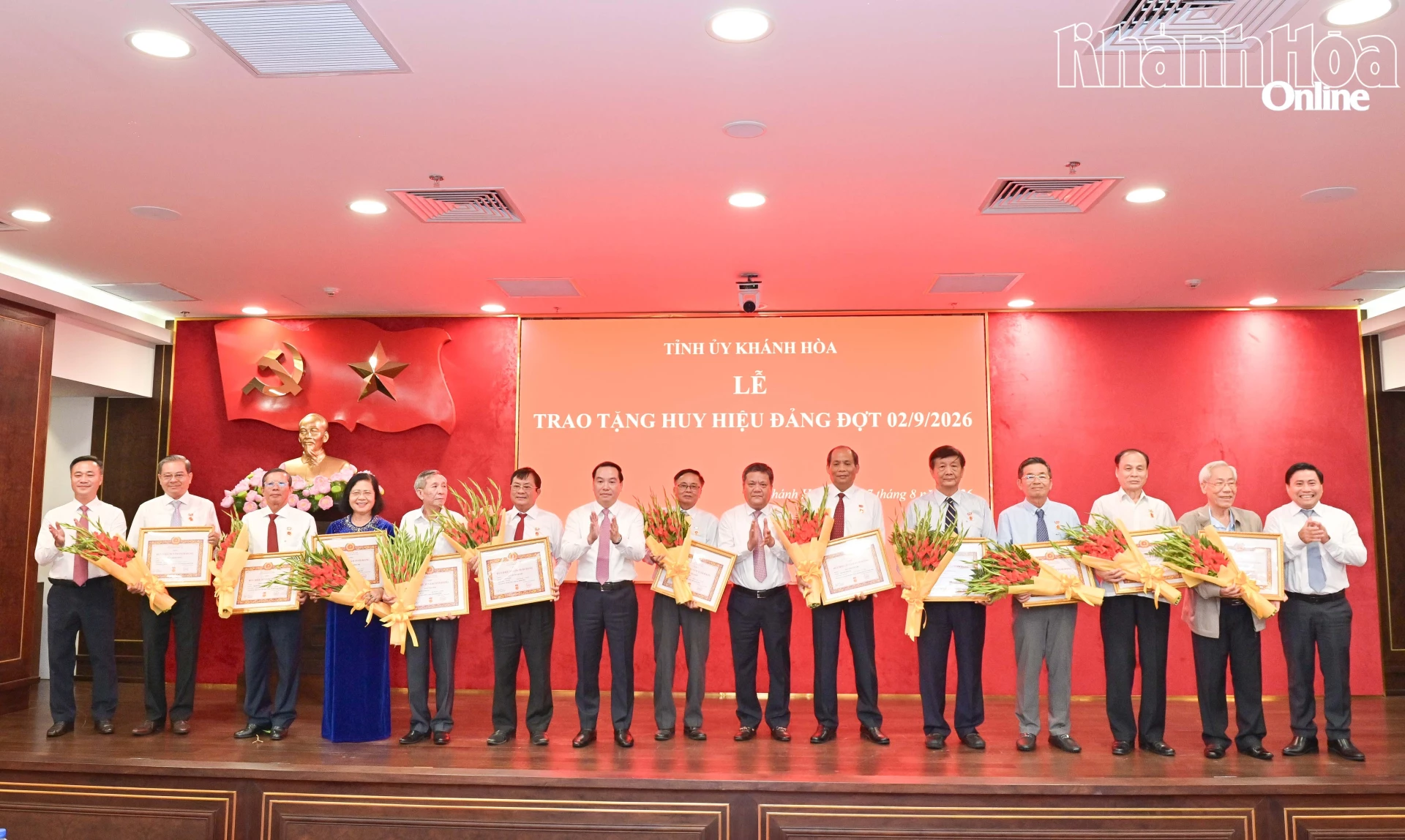Đồng chí Trần Phong trao Huy hiệu Đảng, các đồng chí: Hồ Xuân Trường, Lâm Đông, Nguyễn Việt Hùng tặng hoa chúng mừng các đồng chí nguyên lãnh đạo tỉnh nhận Huy hiệu Đảng.