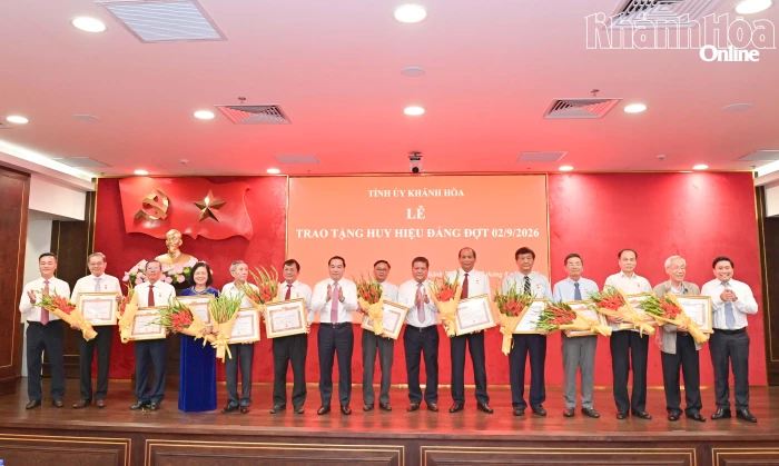 Ban Thường vụ Tỉnh ủy Khánh Hòa tổ chức lễ trao tặng Huy hiệu Đảng cho các đồng chí nguyên lãnh đạo tỉnh