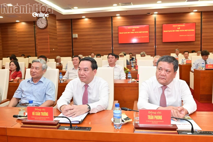 Ban Thường vụ Tỉnh ủy Khánh Hòa gặp mặt các đồng chí nguyên Ủy viên Ban Thường vụ Tỉnh ủy
