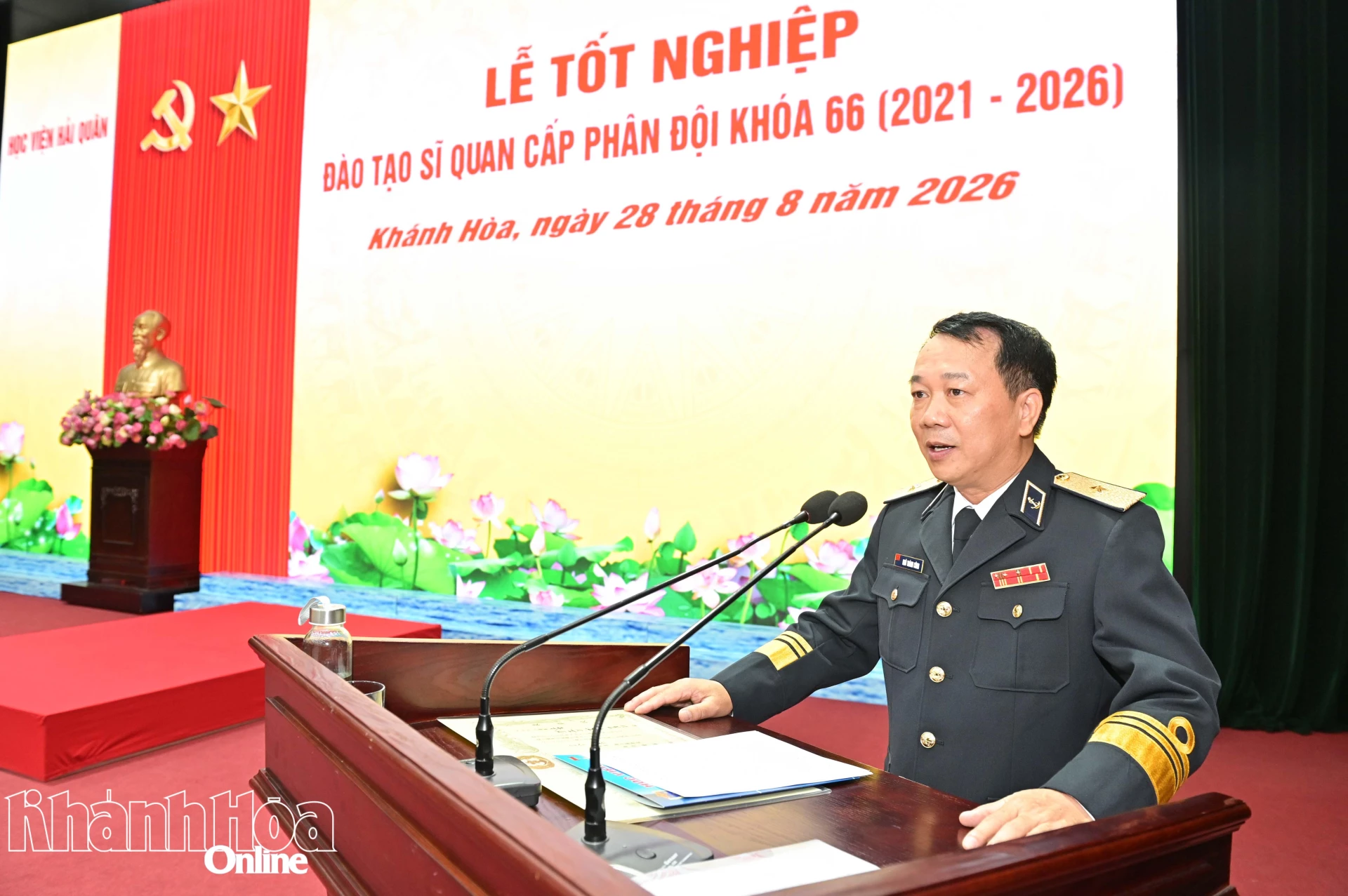 Chuẩn Đô đốc PGS.TS Ngô Thành Công - Giám đốc Học viện Hải quân đọc diễn văn tại lễ tốt nghiệp.