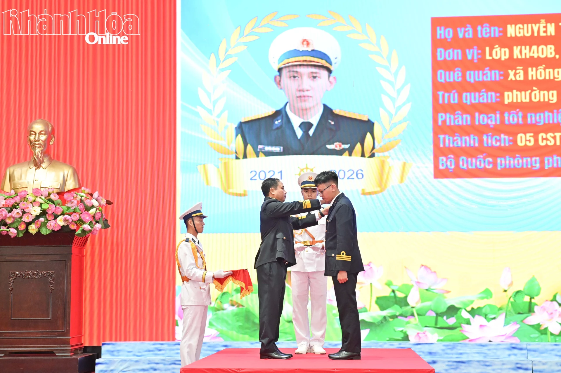 Chuẩn Đô đốc Nguyễn Văn Bách trao quyết định và gắn quân hàm sĩ quan cho các học viên tốt nghiệp loại giỏi.