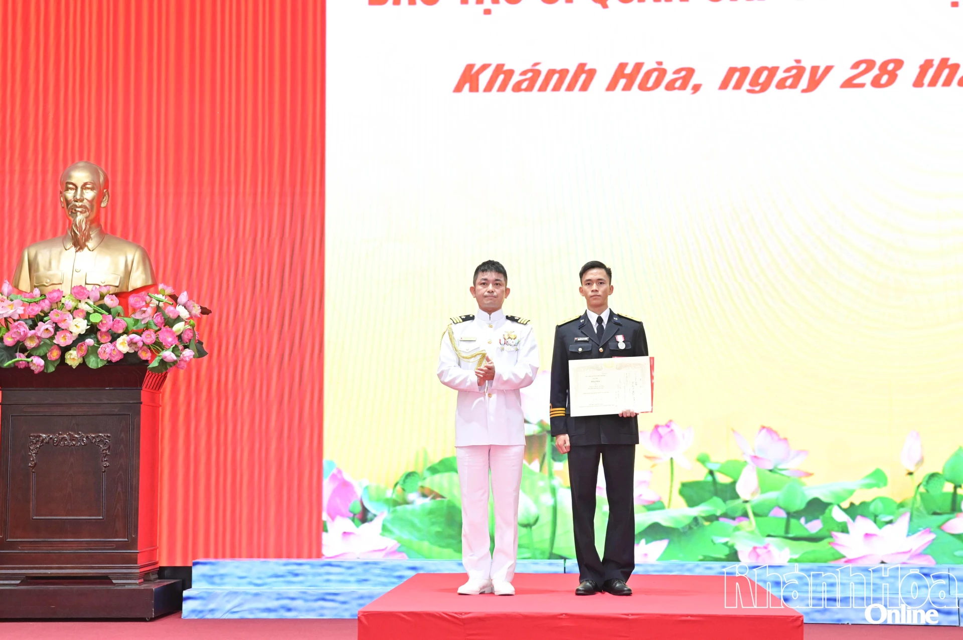Nhân dịp lễ tốt nghiệp, Lực lượng Tự vệ trên biển Nhật Bản tặng bằng khen cho học viên Nguyễn Duy Hưởng đã có thành tích xuất sắc tại Học viện Hải quân, tốt nghiệp thủ khoa toàn khóa.