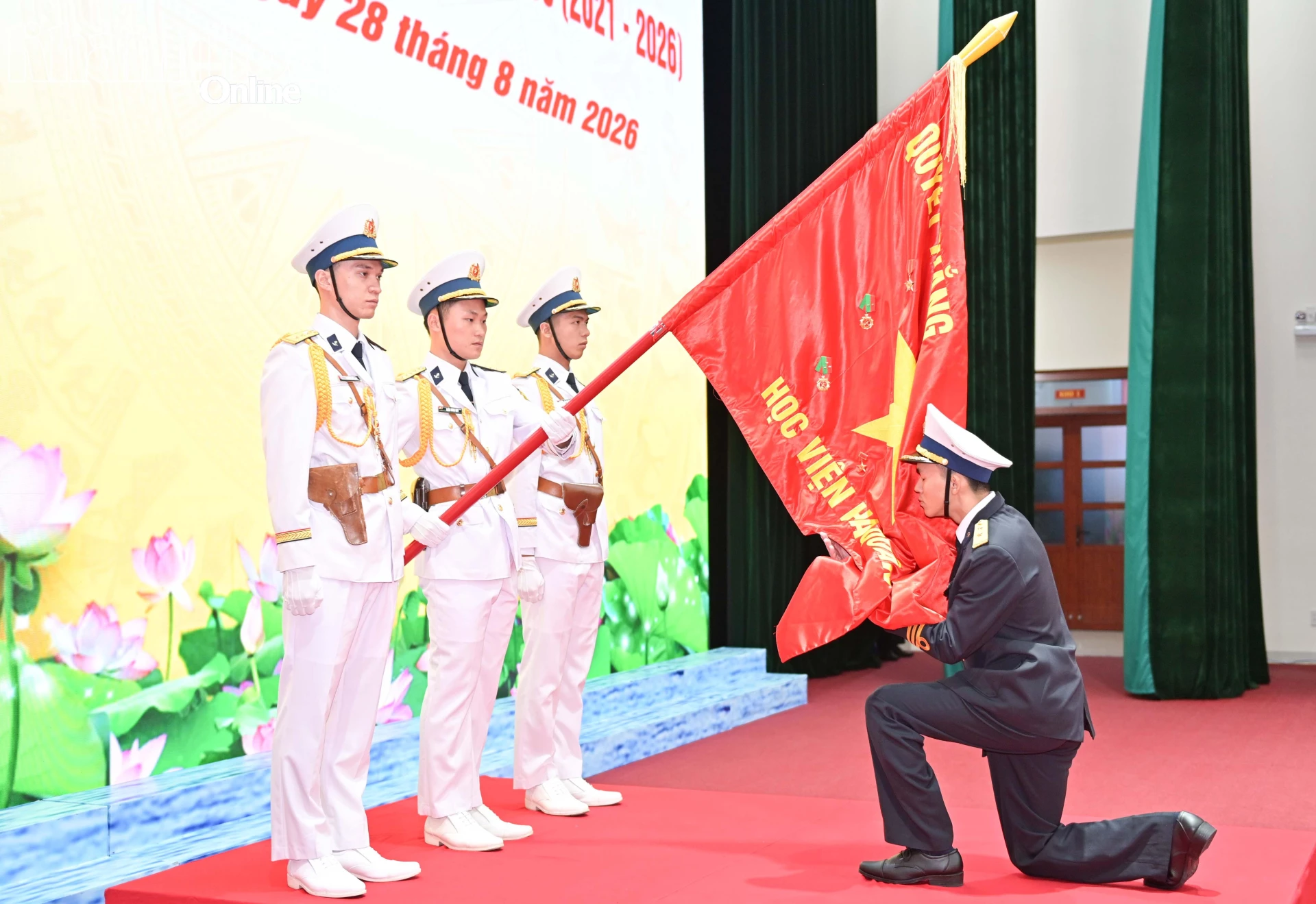 
Đại diện học viên tốt nghiệp tuyên thệ dưới Quân kỳ quyết thắng.
