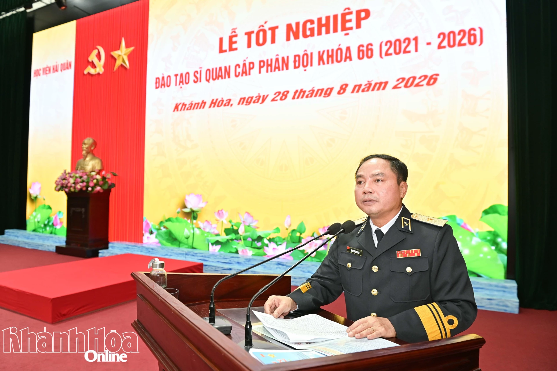 Chuẩn Đô đốc Nguyễn Văn Bách phát biểu chỉ đạo tại lễ tốt nghiệp.