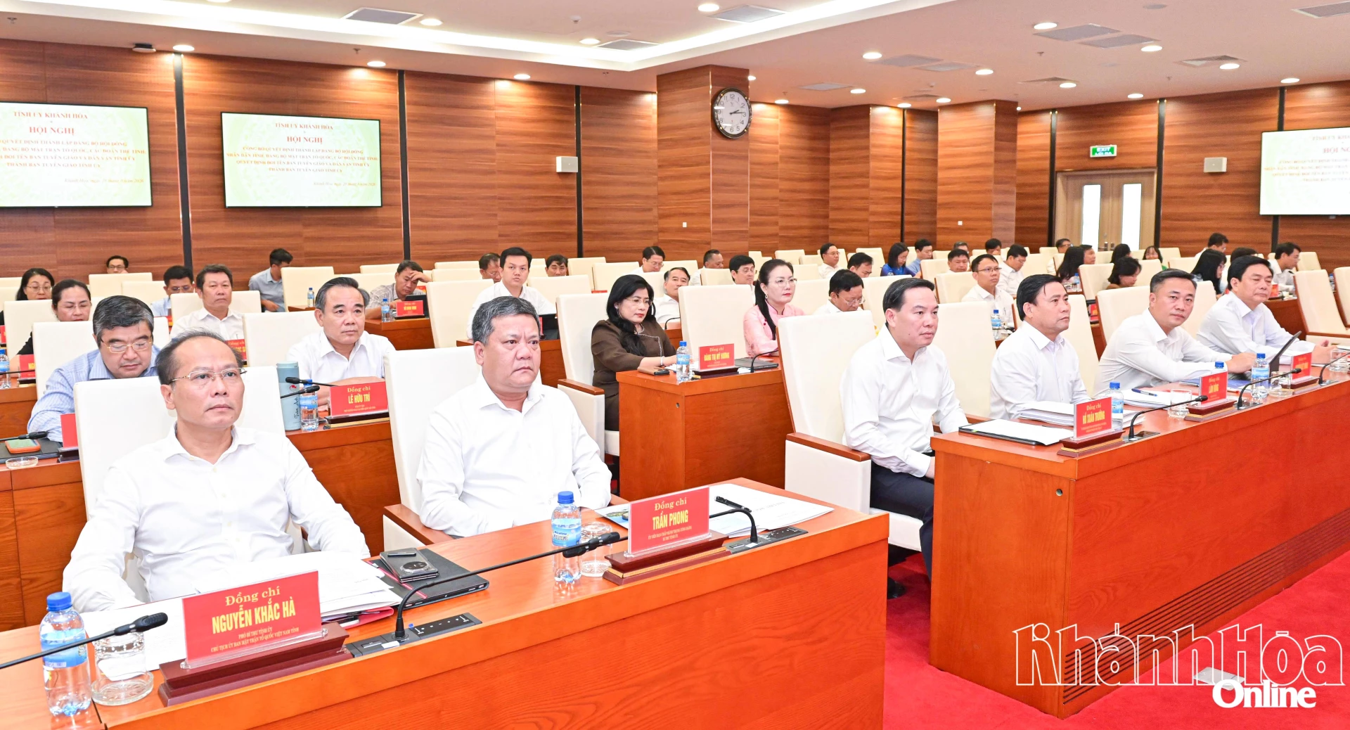 L&atilde;nh đạo tỉnh v&agrave; đại biểu dự hội nghị.