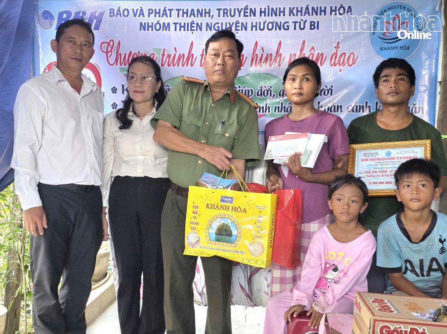 Ủy ban MTTQ Việt Nam xã và Công an xã Nam Ninh Hòa trao tiền và quà hỗ trợ cho gia đình bà Cao Thị Cạnh.