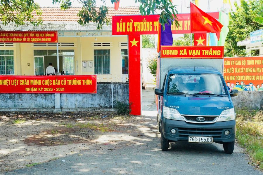 xe tuyên truyền bầu cử Trưởng thôn dừng phát loa tuyên truyền tại trụ sở thôn Phú Hội 3