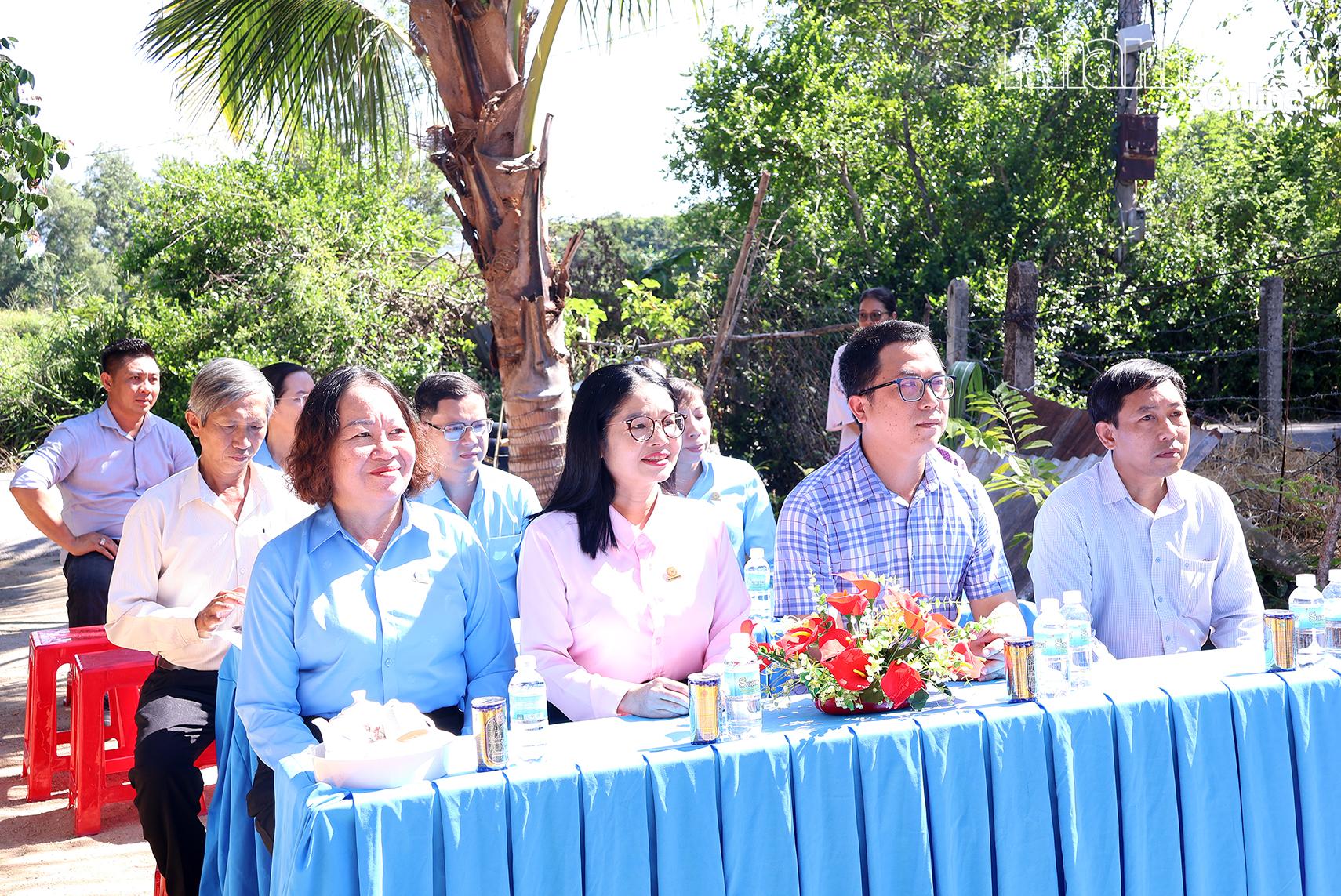 Các đại biểu tham dự tại lễ bàn giao nhà.