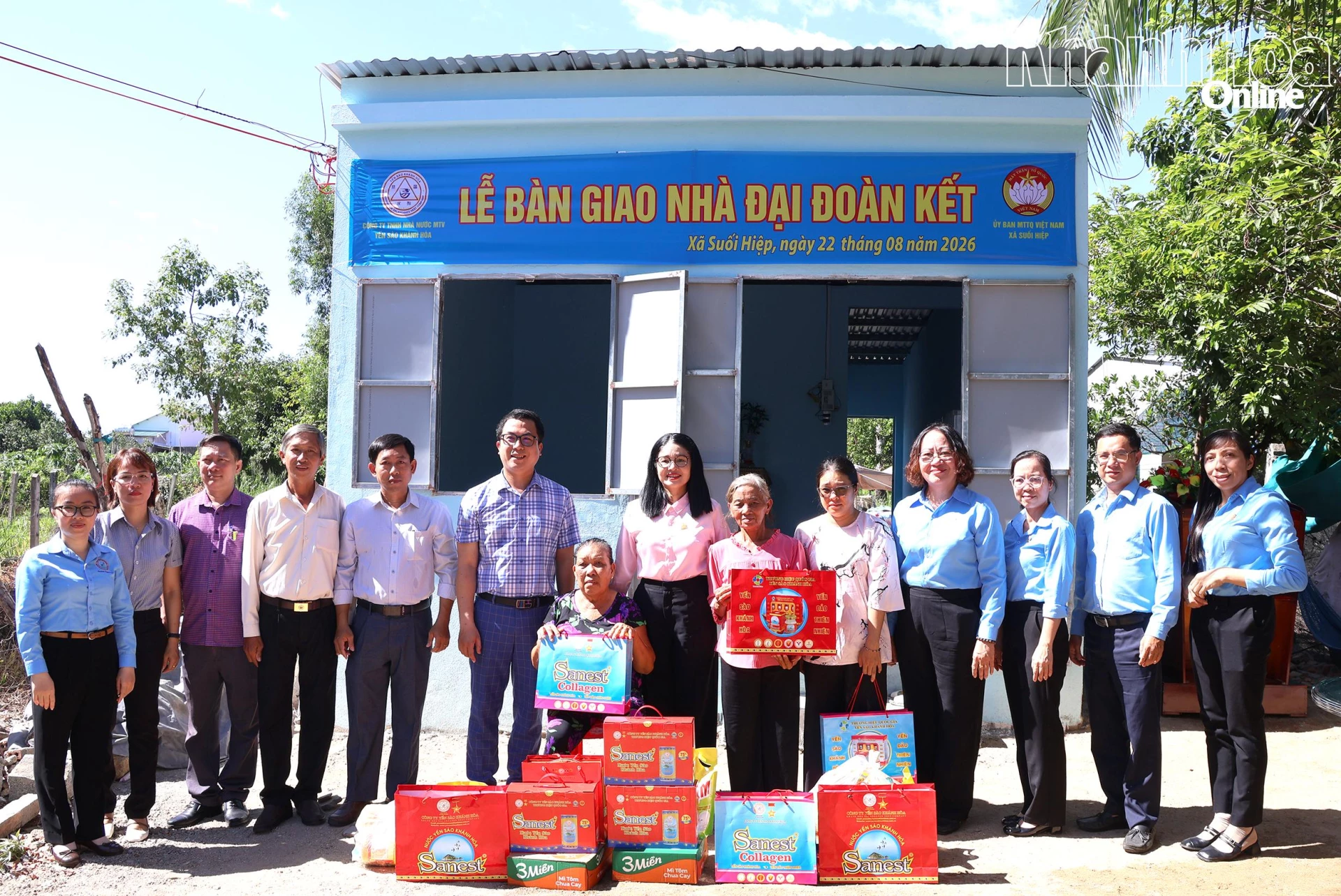 Trao quà cho các hộ dân.