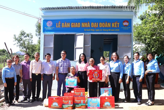 Xã Suối Hiệp bàn giao 3 nhà Đại đoàn kết cho hộ có hoàn cảnh khó khăn