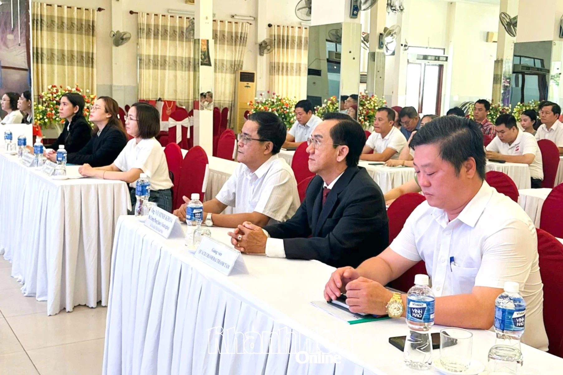 Các đại biểu tham dự chương trình.