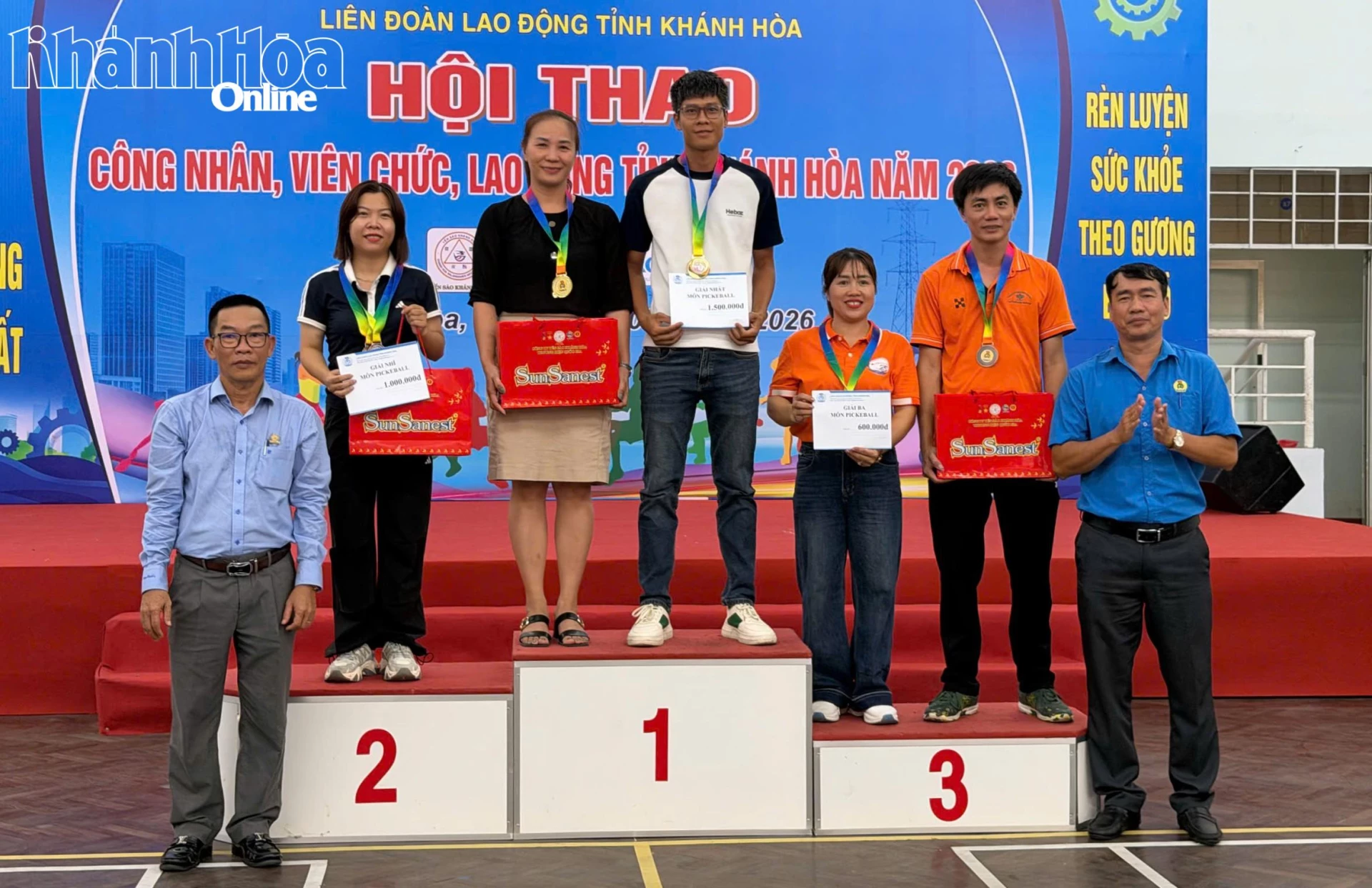 Ban tổ chức trao giải cho các đội đạt giải môn pickleball.