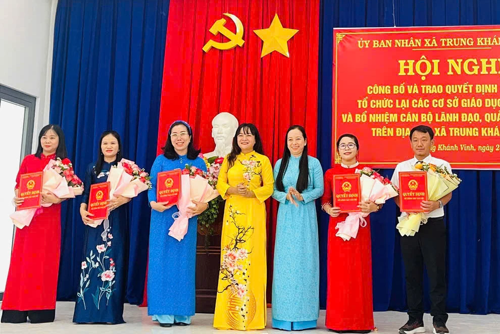 Lãnh đạo UBND xã Trung Khánh Vĩnh trao quyết định bổ nhiệm hiệu trường và hiệu phó các trường.