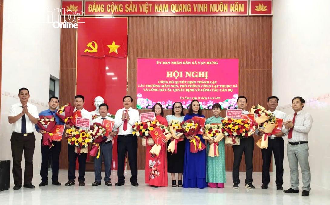 Lãnh đạo xã Vạn Hưng trao quyết định và tặng hoa chúc mừng lãnh đạo các trường học.