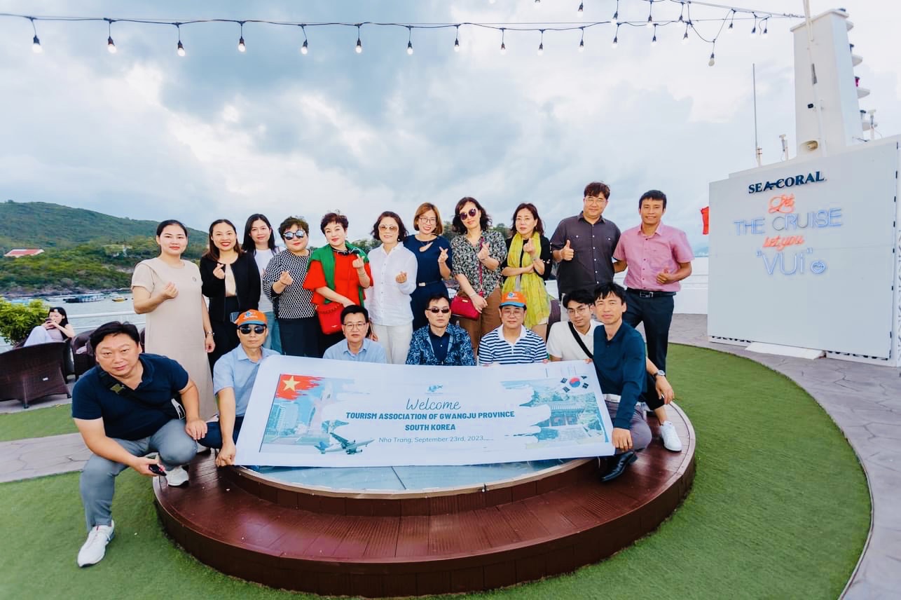Đoàn famtrip của Hiệp hội  Du lịch thành phố Gwangju chụp ảnh lưu niệm khi đi tour ngắm hoàng hôn trên vịnh Nha Trang