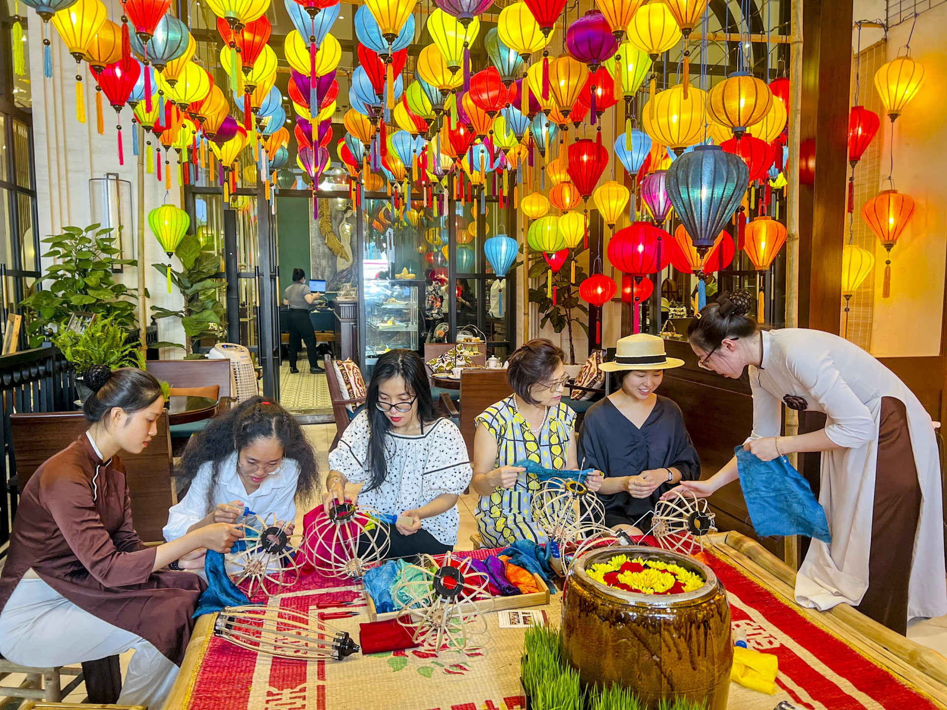 Du khách trải nghiệm làm lồng đèn ở Khách sạn Potique (TP. Nha Trang).