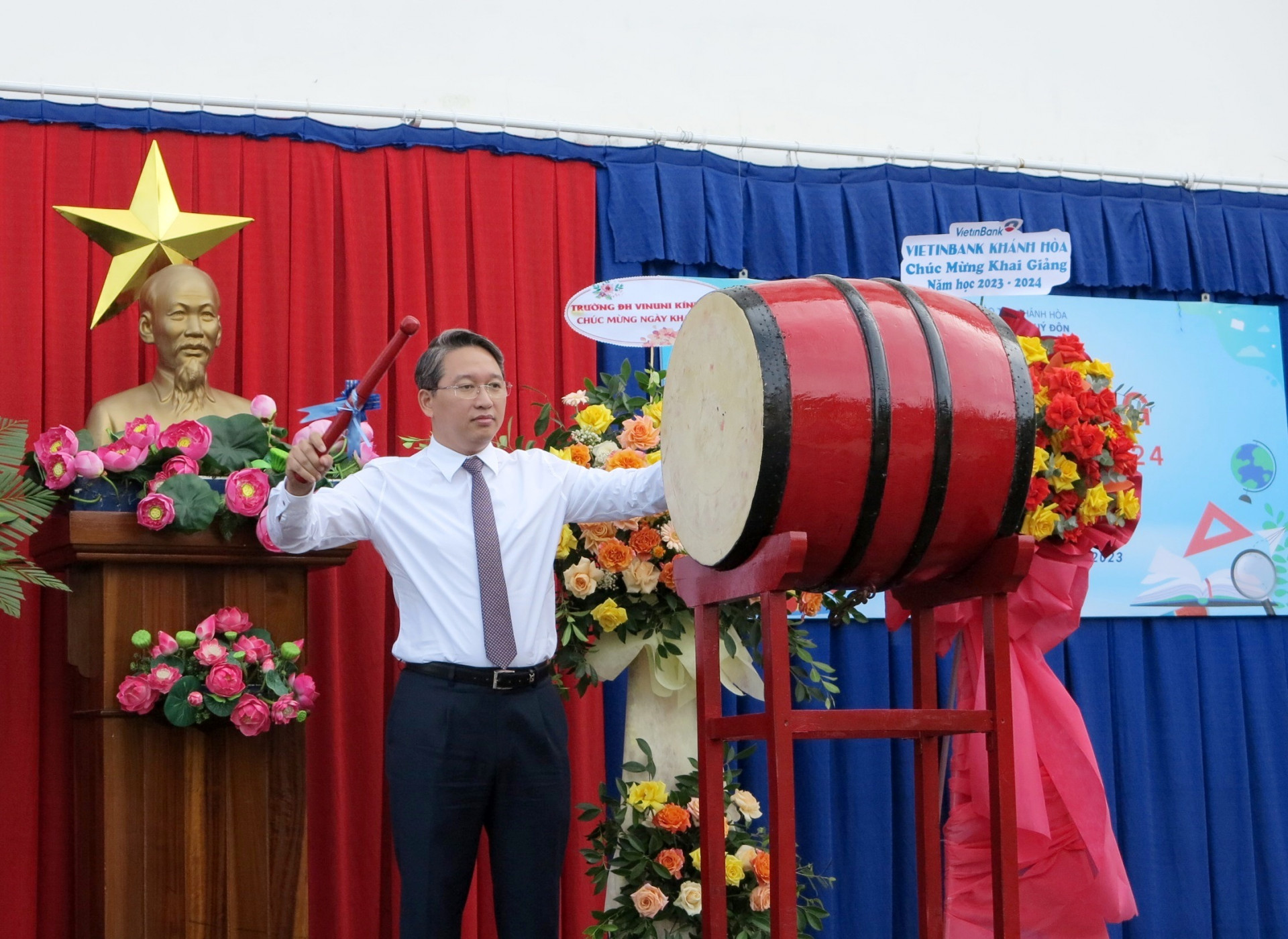 Đồng chí Nguyễn Hải Ninh đánh trống khai giảng năm học mới tại Trường THPT Chuyên Lê Quý Đôn. 