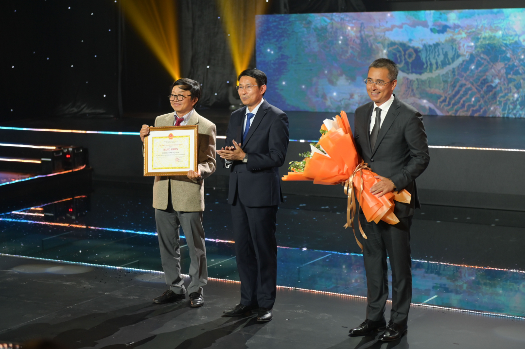 Khanh Hoa Provincial Peoples Committee presented certificates of merit to groups who offered good support in organizing the 2023 Golden Kite Award.

