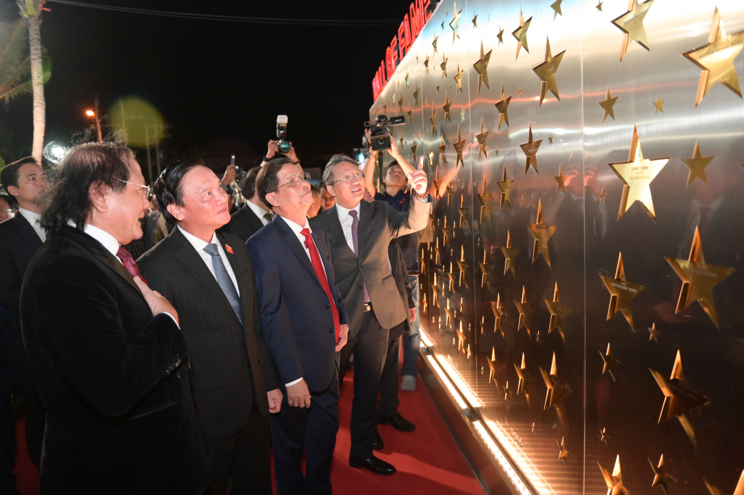 The representatives viewing the Wall of Fame


