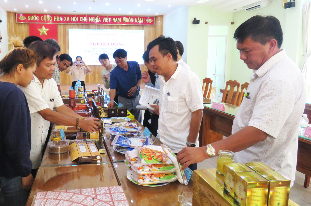 Van Ninh District improves quality of rural industrial products