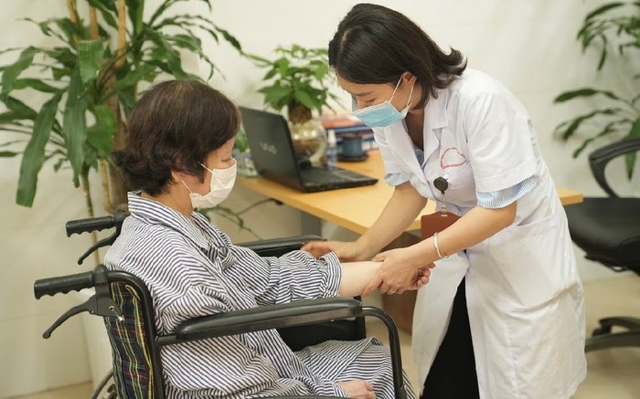 Bác sĩ Phan Thị Kiều Loan, Khoa Lão khoa, Bệnh viện Phục hồi chức năng Hà Nội, khám cho người bệnh