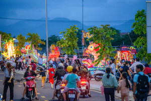 Rực rỡ đêm hội trăng rằm huyện Diên Khánh