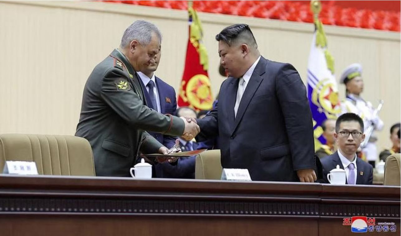 Bộ trưởng Quốc phòng Nga Sergei Shoigu (bên trái) bắt tay Chủ tịch Triều Tiên Kim Jong-un tại sự kiện diễn ra ở Bình Nhưỡng ngày 28/7. Ảnh: KCNA 

