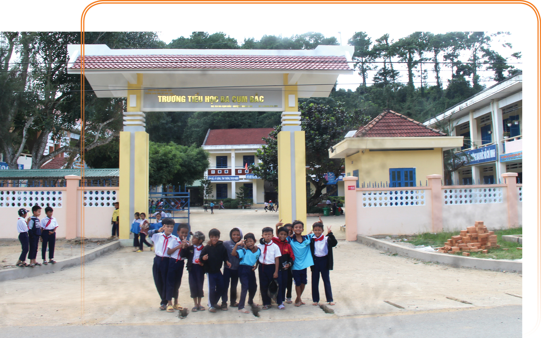 Học sinh Khánh Sơn vui đến trường.