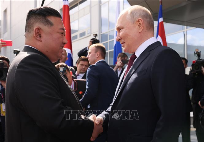 Tổng thống Nga Vladimir Putin (phải) và nhà lãnh đạo Triều Tiên Kim Jong Un (trái) trong cuộc gặp ở tại sân bay vũ trụ Vostochny, tỉnh Amur thuộc vùng Viễn Đông, Nga, ngày 13/9/2023. Ảnh: AFP/TTXVN

