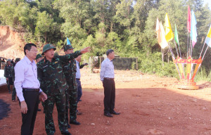 Ông Đinh Văn Thiệu kiểm tra công tác bảo đảm âm thanh, đường truyền, trang trí, khánh tiết trong diễn tập