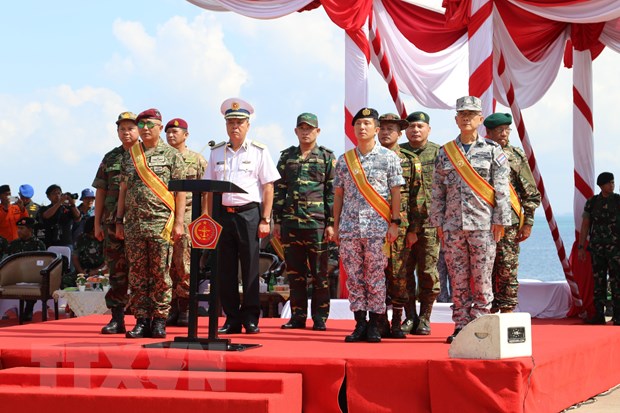 Đại diện quân đội các nước tham gia Diễn tập Đoàn kết ASEAN lần thứ nhất. (Ảnh: Hữu Chiến/TTXVN)

