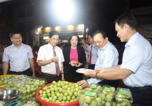 26 gian hàng tham gia phiên chợ đêm trưng bày, giới thiệu các sản phẩm của tỉnh