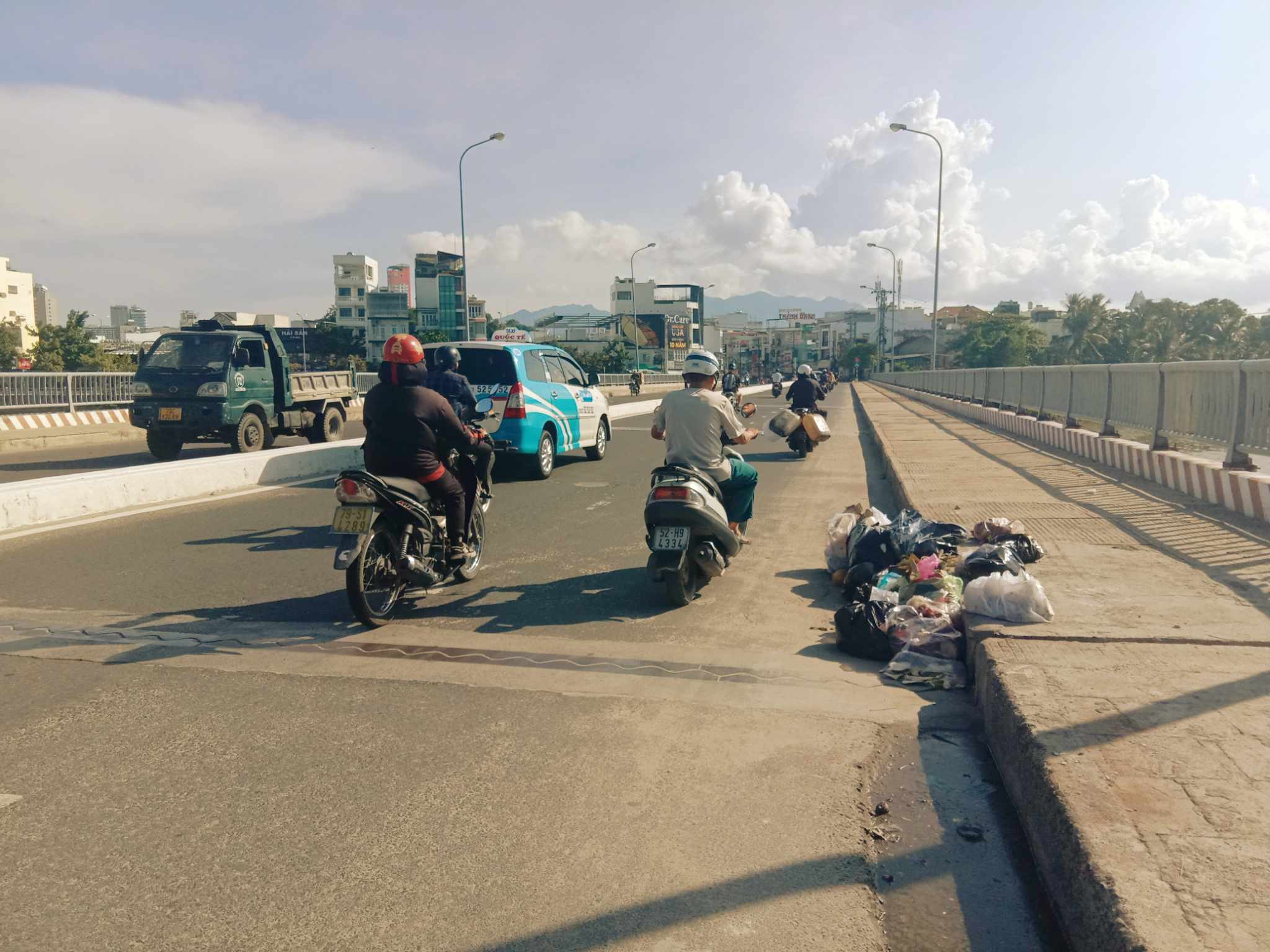 Bỏ rác trên cầu