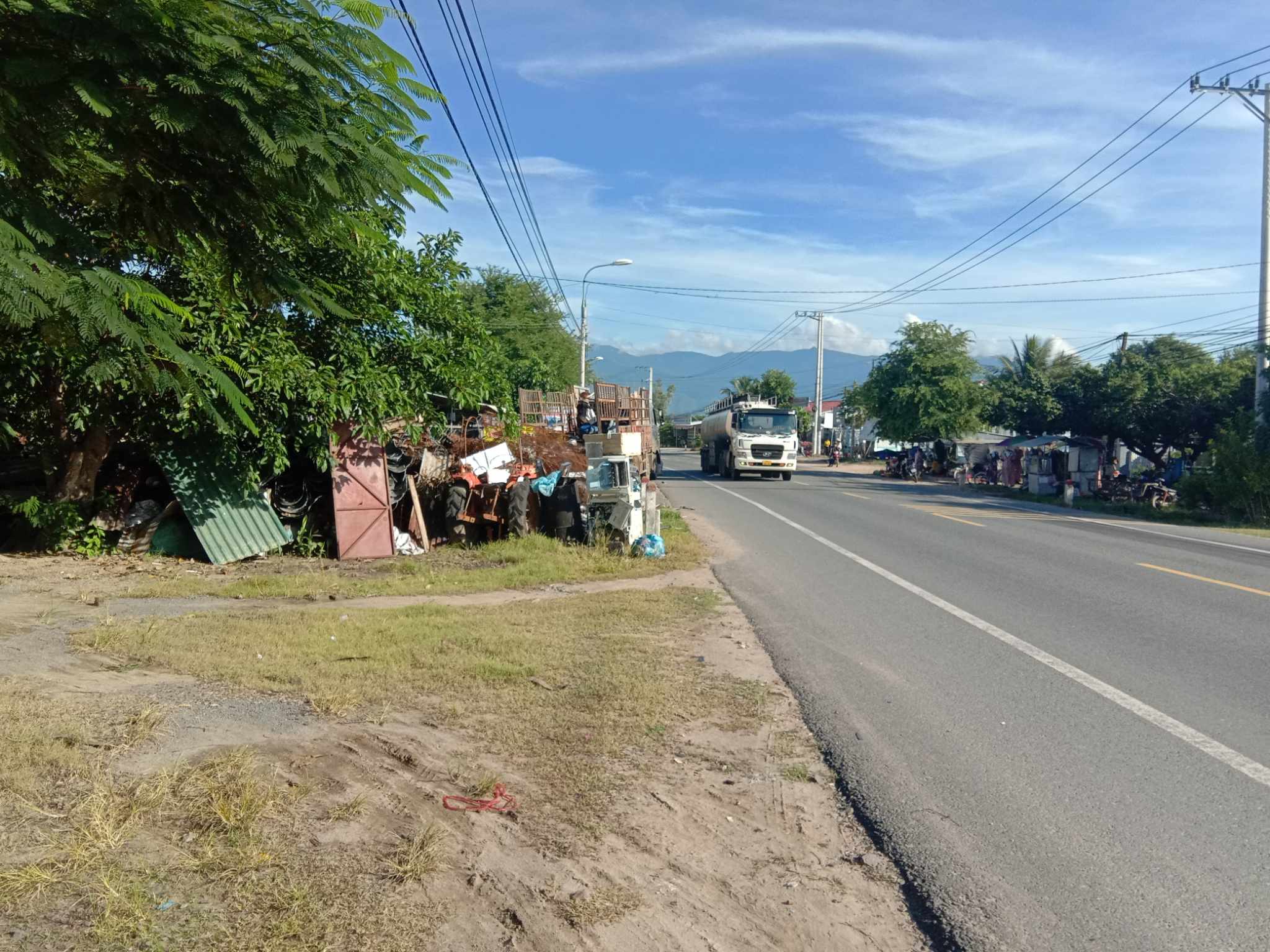 Phế liệu chiếm hành lang quốc lộ