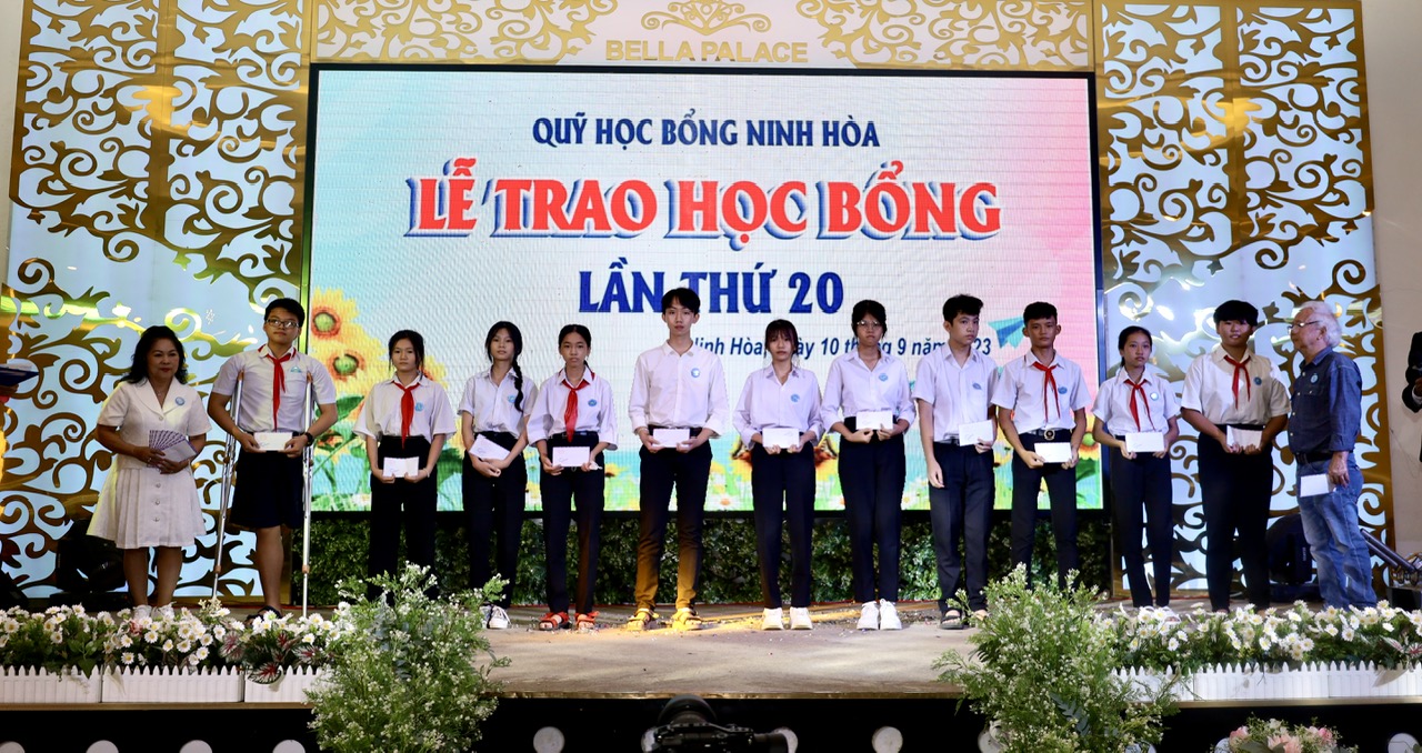 Ban Tổ chức trao học bổng cho các học sinh.