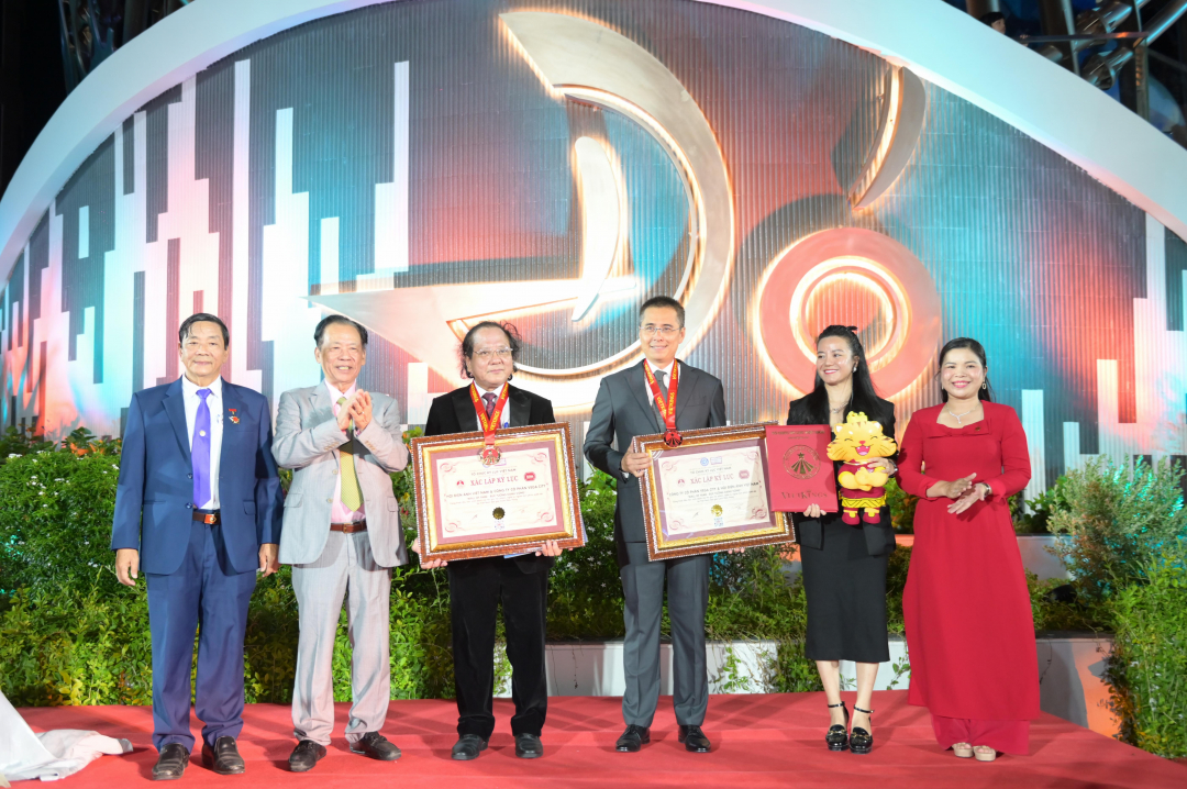 At the red carpet event, Vietnam Records Organization presented a certificate recognizing the Wall of Fame as the first project honoring Golden Kite Award winners.

