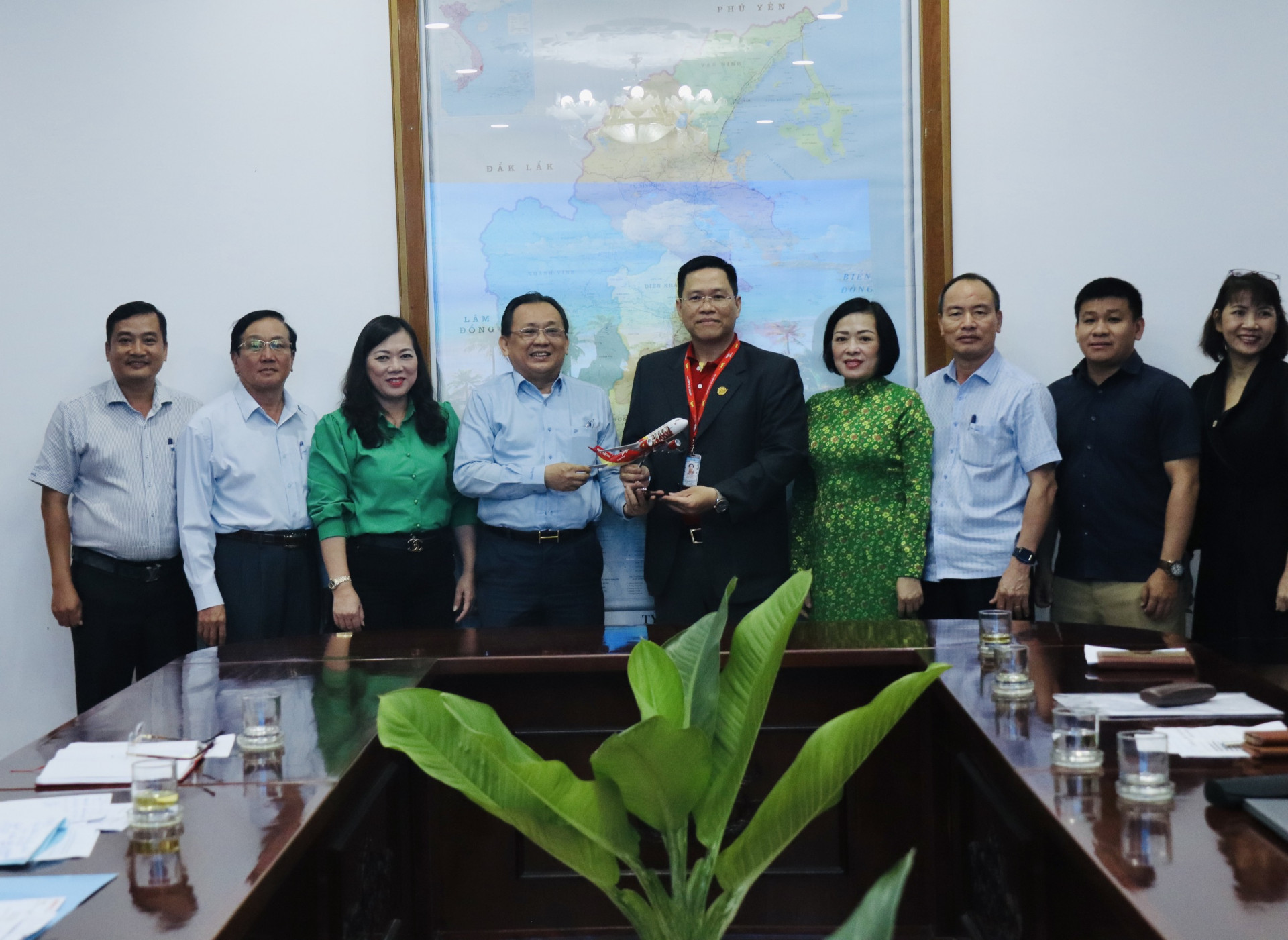 Lãnh đạo Vietjet Air tặng mô hình máy bay cho đồng chí Lê Hữu Hoàng - Phó Chủ tịch thường trực UBND tỉnh