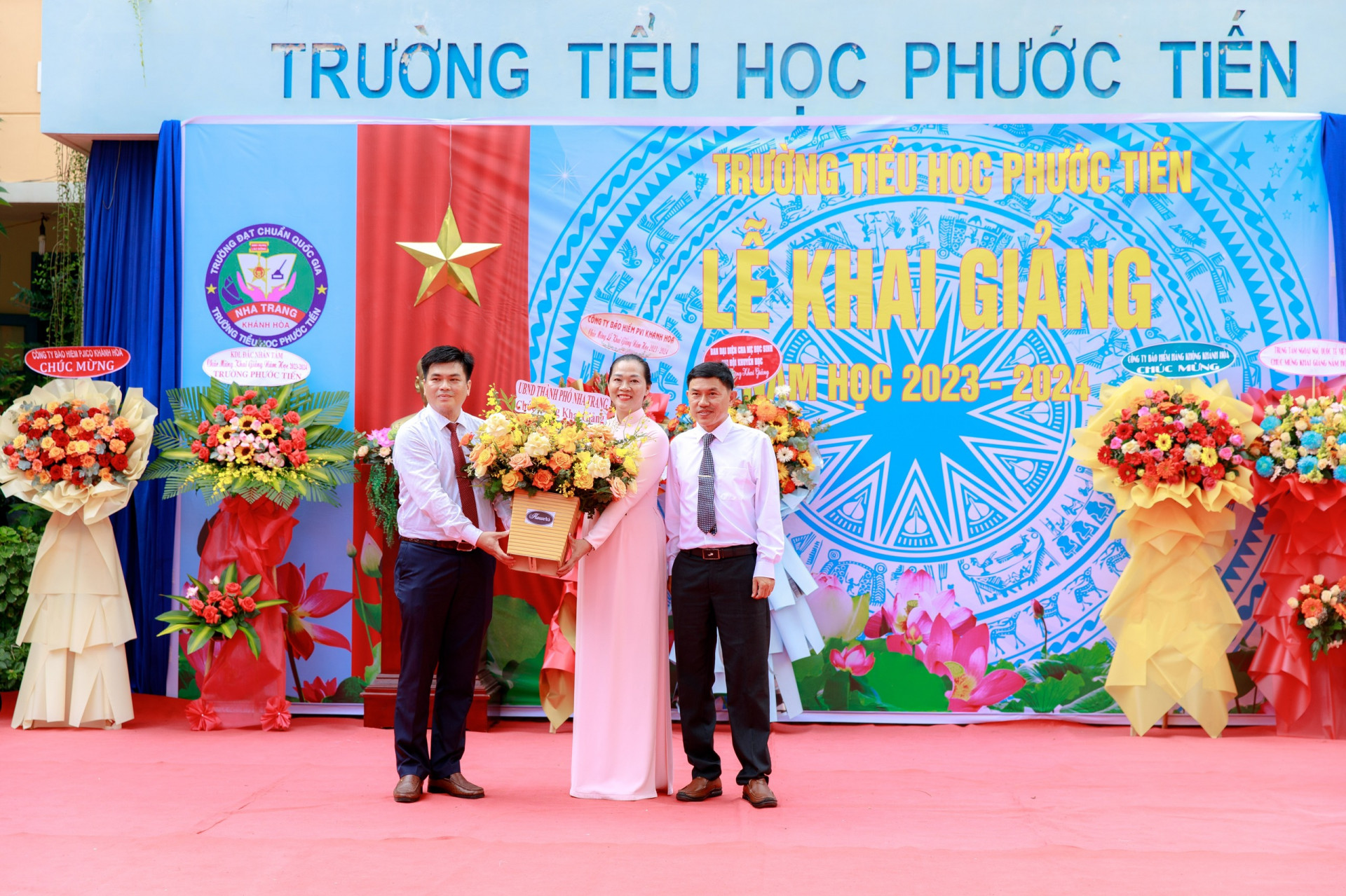 Lãnh đạo UBND TP. Nha Trang tặng hoa chúc mừng Trường Tiểu học Phước Tiến.
